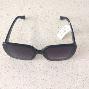 Beautiful black sunglasses by Tahari 🍀🍀🍀